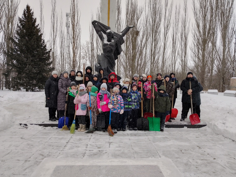 Уборка памятника зимой.